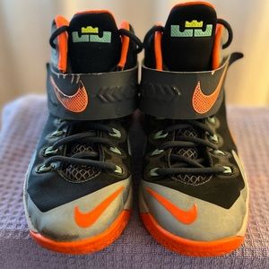 NIKE LEBRON JAMES SHOES Size 4.5